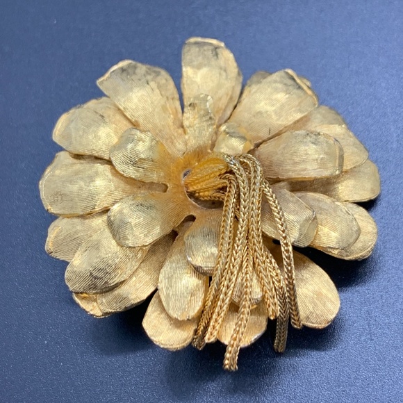 Signed Kramer Vintage Gold Tone Flower Chain Dangles Tassel Brooch 2" - Picture 5 of 5